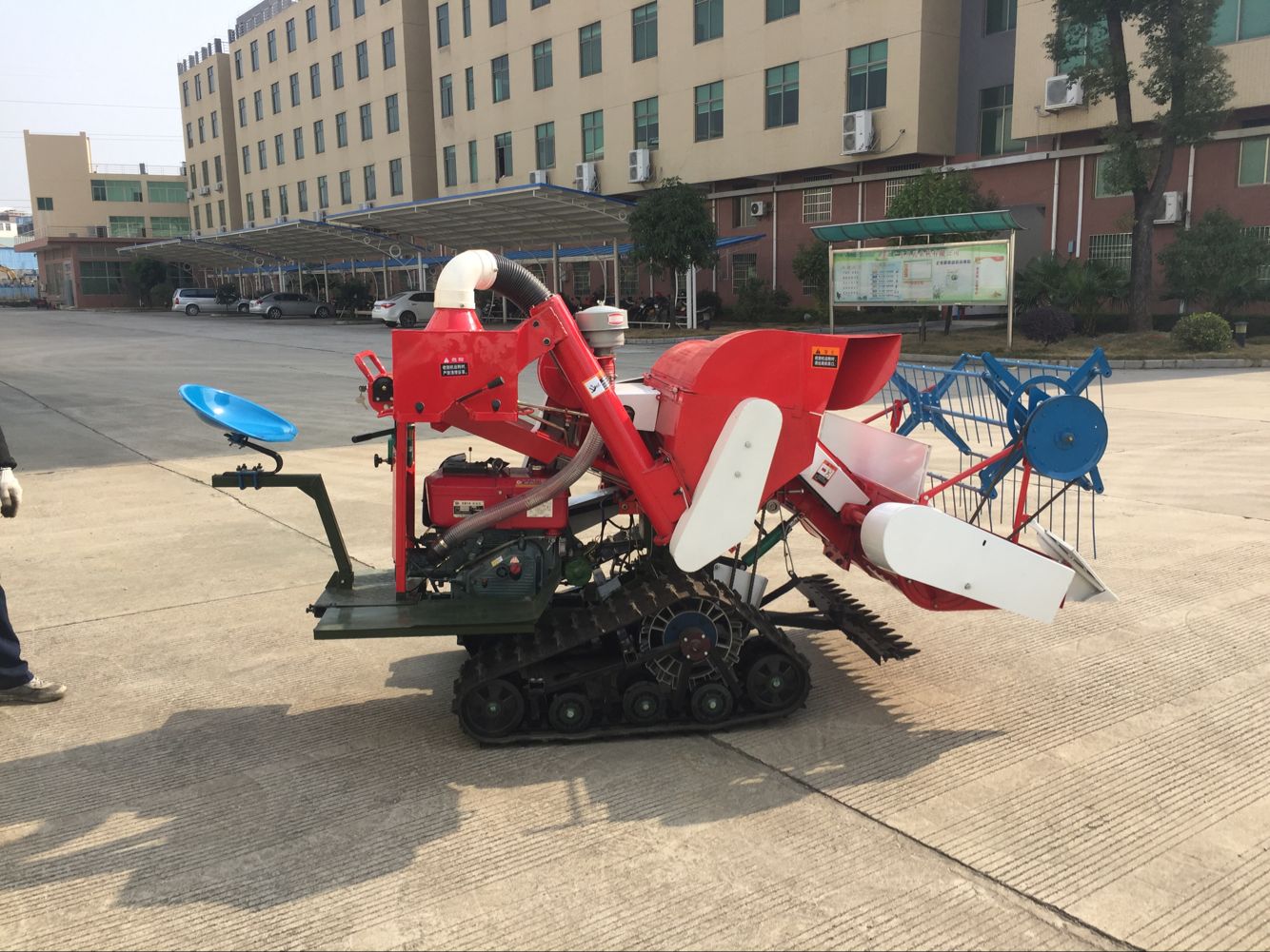 Mini combine harvester for wheat and rice